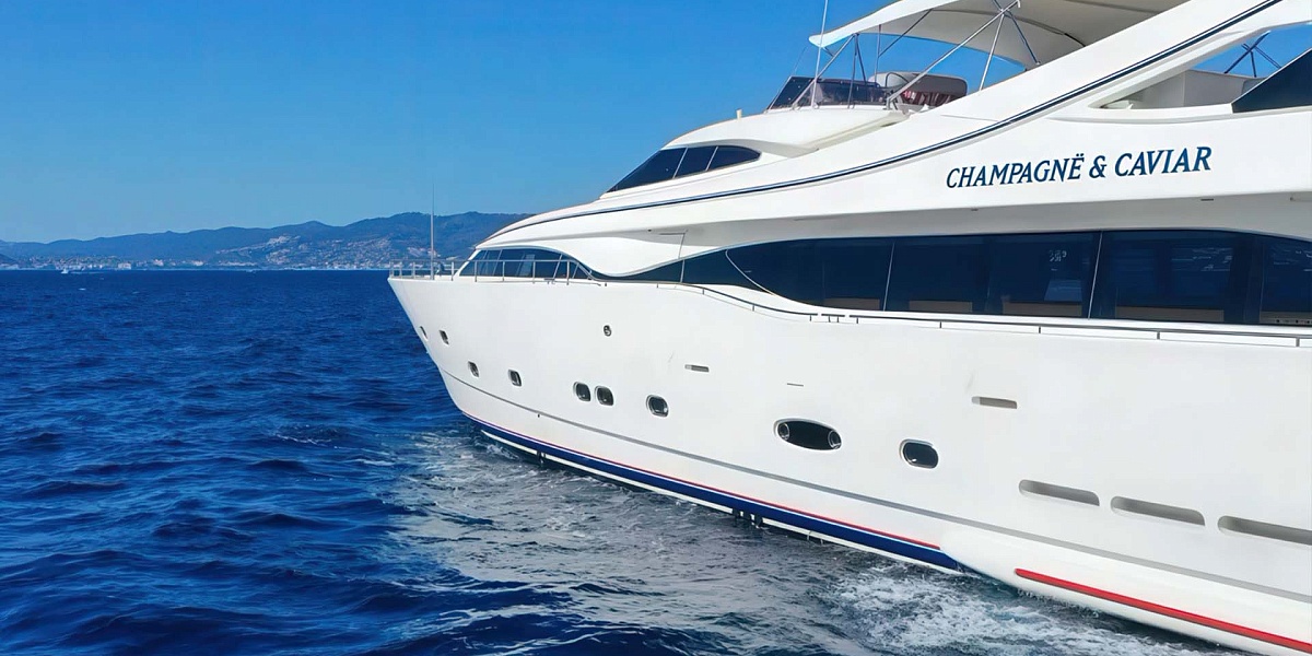 Аренда мега яхты Custom Line 112 CHAMPAGNE AND CAVIAR в Италии, Амальфи